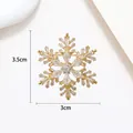 Détail de la broche flocon tournante en finition dorée et zircons clairs 3,5x3cm - Xx0036