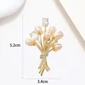 Detailansicht der Perlenstrauß-Brosche in Gold mit den Maßen 5.2cm mal 3.4cm - Exquisiter Perlen Strass Blumenstrauß Stil (XX0150)