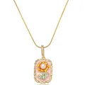 Gros plan détaillé d'un pendentif rectangulaire doré avec émail rose et fleur perlée - Collier Rose