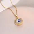 Detailansicht des Evil Eye Anhängers mit blauen Zirkonia auf einer goldenen Kette - Goldener Scheiben-Stil (X2817)