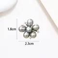 Blumenperlenbrosche mit grauen Tropfenperlen und Zirkonia, Breite 2,3 cm Design - Graue Tropfenperlen Blumenstil (XX0170)