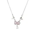 Primer plano de collar plateado con lazo rosa, mariposas y colgante de gota de cristal - Doble Mariposa de Lazo Rosa Plateado (X4304)