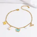 Detailaufnahme einer goldenen Fußkette mit Anhängern aus Herz, Schmetterling und Kirsche - Kaktus Herz Kirsche Stil (TL0006)