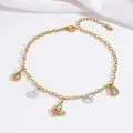 Detailaufnahme der Gold-Fußkette mit Kristalltropfen und einem Pavé-Schmetterlingsanhänger - Tropfen Zirkon Schmetterling Stil (TL0008)