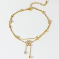 Detailansicht der goldenen zweischichtigen Fußkette mit Kristallblume und Karabinerverschluss - Doppelschichtig Strass Blume Stil (TL0012)