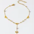 Detailansicht eines goldenen Fußkettchens mit Herzanhängern und runden Zirkoniasteinen - Hohles Herz Zirkon Stil (TL0017)