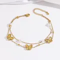 Detailansicht der zweilagigen Gold-Fußkette mit gravierten Schmetterlingen und Perlen - Doppelschichtig Schmetterling Perle Hängend Stil (TL0018)