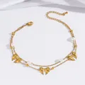 Detailansicht der goldenen mehrlagigen Fußkette mit Schmetterlingen und Perlen - Doppelschichtig Schleife Drei Schmetterlinge Stil (TL0029)