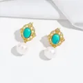 Boucles d'oreilles dorées avec turquoise verte, perles blanches et motif floral ajouré - Boucles d'Oreilles en Perles d'Eau Douce Turquoise