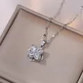 Silberne Halskette mit Blumenanhänger und Zirkonia auf einer Schmuckschatulle - Halskette / Stahlfarben