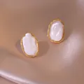 Dettaglio di orecchini con perle barocche e filo dorato in stile vintage francese raffinato - Orecchini a Bottone con Perle Barocche Bianche Avvolti a Mano (E1176)