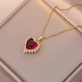 Elegante collana a cuore dorata con grande pietra rossa e alone di diamanti scintillanti - Collana a Cuore Rosso (X2446)