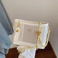 Cremeweiße Canvas-Tragetasche mit goldener Kette und Lederbesatz für Damen - Gebrochenes Weiß