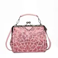 Rosafarbene Pailletten-Umhängetasche mit Vintage-Metallrahmen und Textur - Rosa