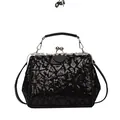 Elegante schwarze Pailletten-Handtasche mit silbernem Blumen-Klippverschluss und Gurt - Schwarz