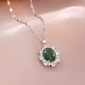 Collana argentata con un pendente ovale verde smeraldo circondato da zirconi bianchi - Collana Verde Smeraldo