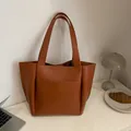 Schicke braune Leder-Shopper-Tasche mit großer Vordertasche und langen Schulterriemen - Braun