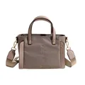 Bolso tote de nailon topo con correa ancha y remaches dorados sobre fondo blanco - Caqui