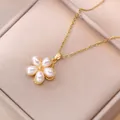Gros plan détaillé du collier fleur dorée avec pétales en perles dans un écrin à bijoux - Collier Fleur de Perle Rotatif (X0336)