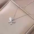 Collier papillon argenté élégant avec ailes en opale et cristaux de zircon étincelants - Papillon de Couleur Acier (X0996)