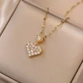 Collier avec pendentif double cœur doré et zircons sur une chaîne élégante raffinée - Collier de Coeur en Or