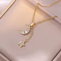 Elegante collar dorado con luna creciente y estrella adornado con circonitas - X0184 Colgante de Estrella y Luna