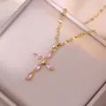 Elegante vergoldete Kreuzkette mit rosa Zirkonia im Marquiseschliff auf Seidenstoff - Kreuz Mit Rosa Zirkonia Stil