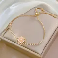 Bracciale margherita dorato regolabile con petali rosa e accenti di zirconi lucidi - Bracciale a Fiore (TS0213)