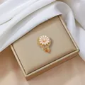 Elegante anello a margherita girevole con petali in zircone e perla su base dorata - Anello Fiore Rotante (J0144)