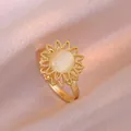 Bague tournesol élégante en or avec pierre œil de chat et pétales évidés ciselés - Bague Fleur en Œil de Chat (J0274)