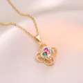 Collier doré avec pendentif trèfle orné de zircons colorés sur fond de satin rose - X1039-fleur D'or