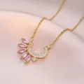 Collier élégant en titane doré avec pendentif lune et pierres roses sur satin - Rose (X1292)