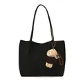 Bolso tote negro mate minimalista con asas finas y detalle de colgante de oso de peluche - Con Colgante / Negro
