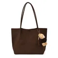 Bolso tote marrón oscuro de ante con costuras verticales y colgante de osito - Con Colgante / Café Oscuro