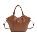 Minimalistische karamellbraune Beuteltasche mit Wellenkante und Umhängeriemen - Braun