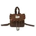 Mochila marrón de ante sintético con bordes de volantes y un lindo colgante de oso - Marrón