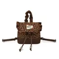 Mochila chic de felpa con estampado de leopardo con volantes y correas de cuero - Leopardo Marrón
