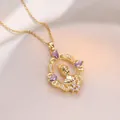 Collier portrait vintage français avec zircons violets sur fond luxueux en soie beige - X1186 - Doré