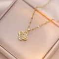 Collar de doble capa de titanio dorado con colgante de trébol y grabado Amour - Estilo de Trébol de Cuatro Hojas Dorado Grabado Amour (X0882)