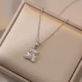 Charmante beer hanger ketting met strikje en iriserende steen in een geschenkdoos - Beer Ketting / Staalkleur