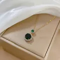 Elegante Halskette mit smaragdgrünen Zirkonia Doppel-Halo-Anhänger und goldener Kette - Smaragd-Anhänger-Halskette
