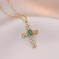 Collier croix dorée avec pierre centrale vert émeraude et zircons sur soie rose - Style Croix Verte