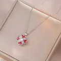 Détail d'un collier en argent avec pétales en émail rouge et accents de zircon - Collier Fleur Rotative Couleur Acier (X1601)