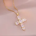 Elegante goldene Kreuzkette mit klaren Zirkonia-Steinen auf rosa Seidenhintergrund - Gold mit Weißem Zirkonia (XL2072-1)