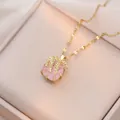 Halskette mit rosa Zirkon-Blumenanhänger aus Gold-Titanstahl auf einer Satinbox - Rosa
