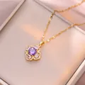Dettaglio del ciondolo a fiore dorato con zircone viola e cristalli bianchi lucidi - Collana di Zirconi Viola (X1876)