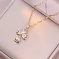Collana a quadrifoglio dorata con zirconi a cuore su una catena ondulata elegante - Collana Cuore Bianco (X1722)