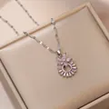 Collier en argent élégant avec pendentif fleur en pierre rose sur une boîte à bijoux - Collier en Zircone Fleur Rose Acier (X1529)