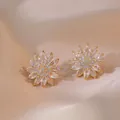 Boucles d'oreilles tournesol dorées avec cristaux de zircon sur fond de satin champagne - Boucles d'oreilles Tournesol Doré (E501)