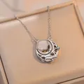 Collier élégant avec pendentif lune, fleur rose et breloque dauphin sur boîte à bijoux - Set de colliers / Argent
